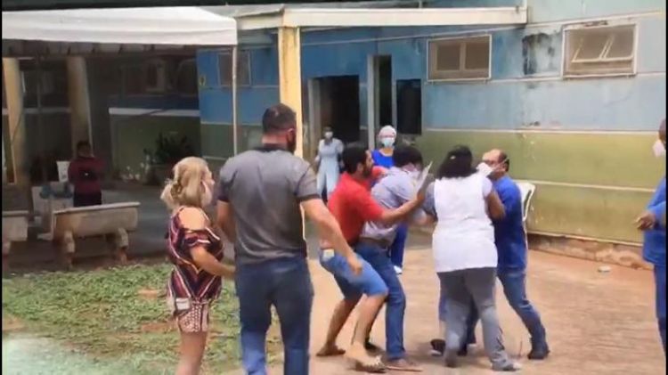 Jornalistas são agredidos enquanto faziam matéria em um PAM na cidade de Prata, no Triângulo Mineiro