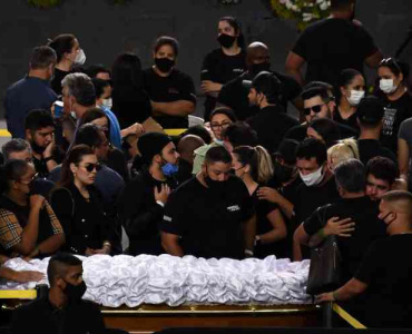 Fãs formam longa fila para prestarem as últimas homenagens à cantora Marília Mendonça