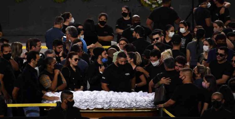 Fãs formam longa fila para prestarem as últimas homenagens à cantora Marília Mendonça