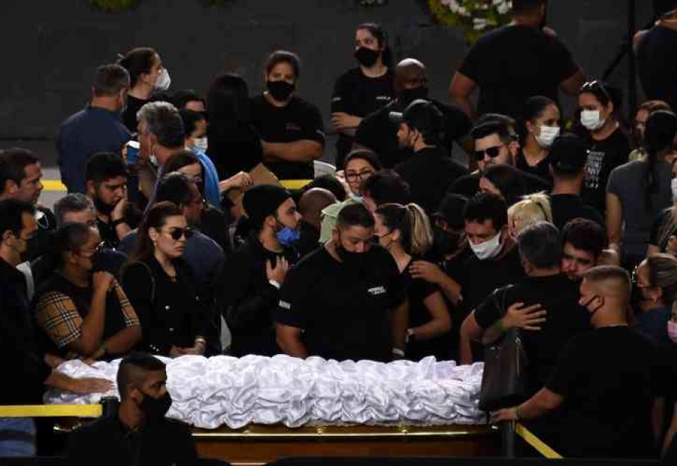 Fãs formam longa fila para prestarem as últimas homenagens à cantora Marília Mendonça