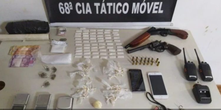 Homens são presos em Nova Serrana com drogas, armas e vários outros objetos