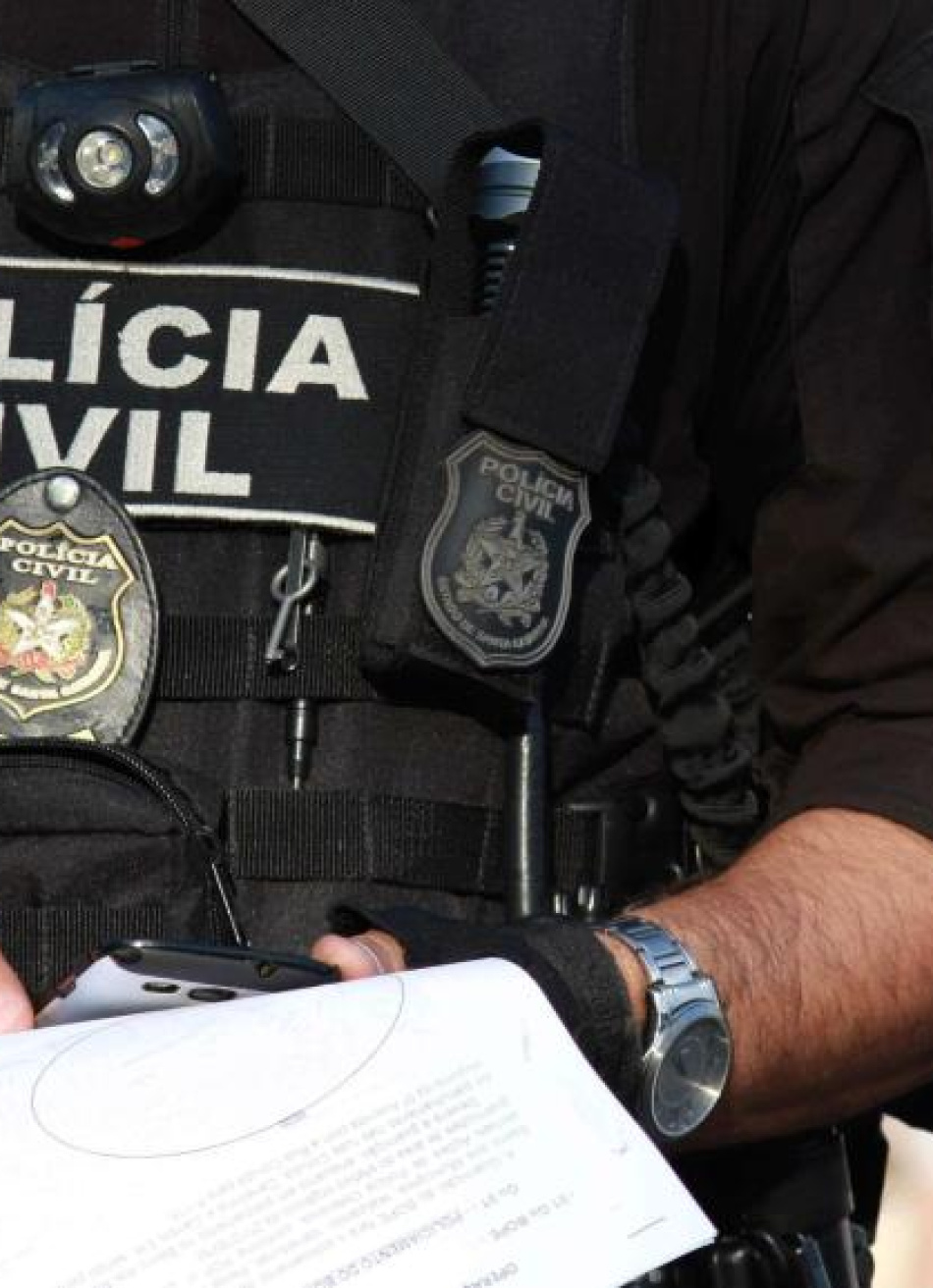 Indiciado pelos crimes de lesão corporal e descumprimento de medida preventiva, rapaz de 27 anos é preso em Pompéu ao se apresentar na delegacia