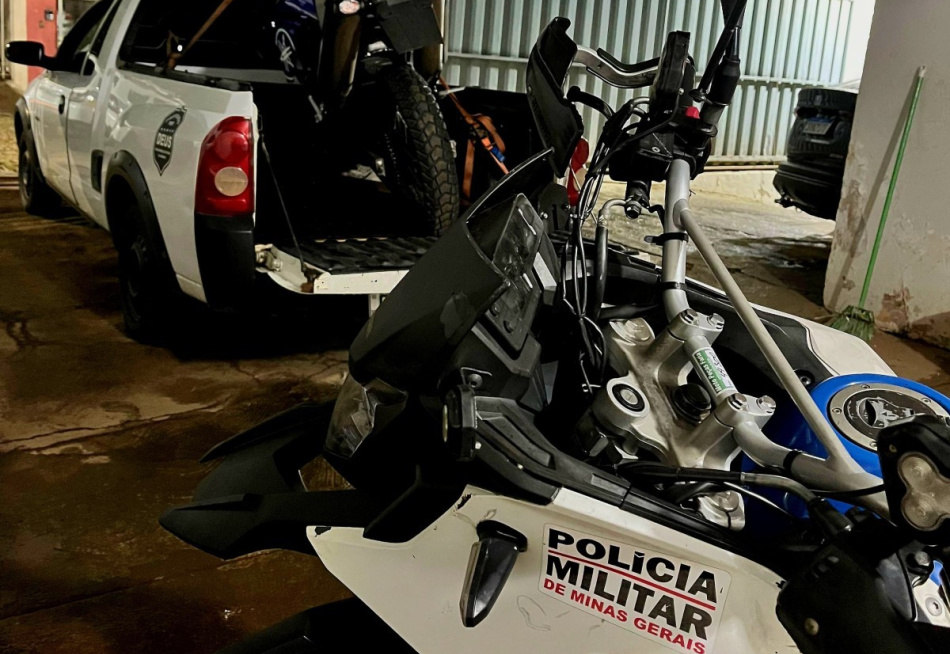 PITANGUI/MG – HOMEM SUSPEITO É PRESO PELA POLÍCIA MILITAR POR CLONAGEM DE VEÍCULO, TIROS E RESISTÊNCIA À PRISÃO