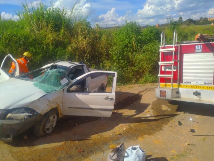 Capotamento de carro próximo da passarela do bairro Serra Verde deixa casal ferido