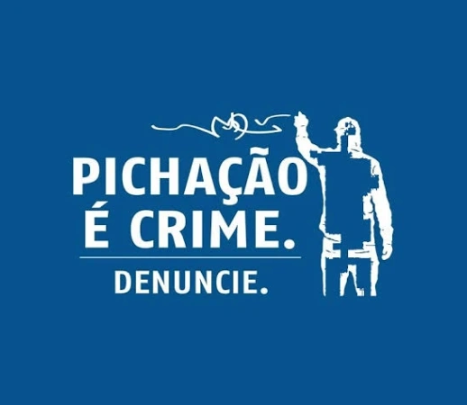 PM aborda mulher flagrada pichando muro com nome de candidato em Papagaios