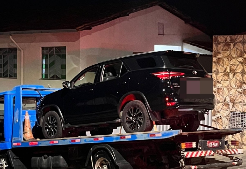 PM apreende veículo clonado no bairro São Francisco.