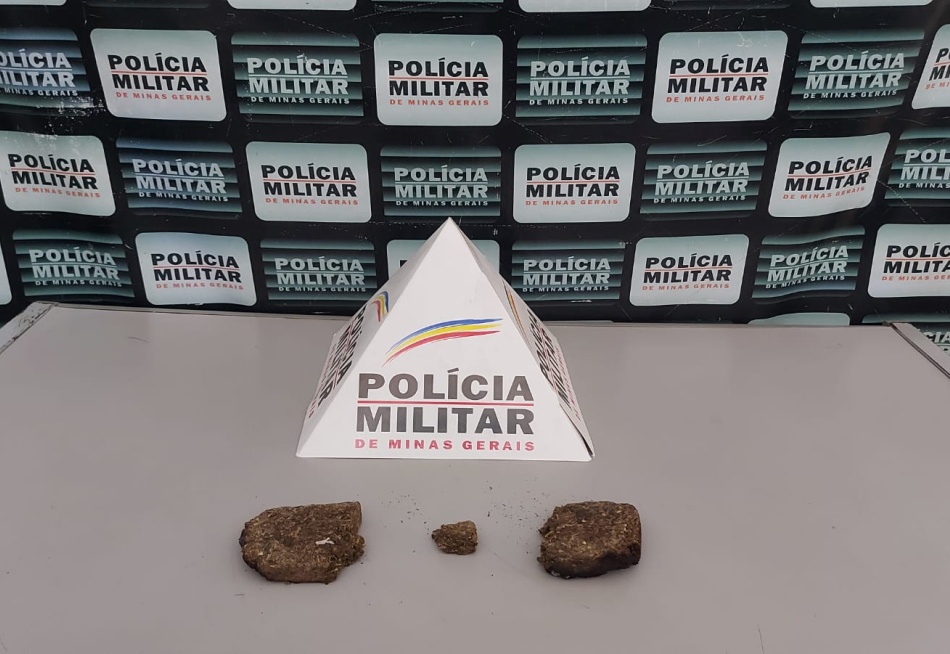 Adolescente é apreendido próximo ao campo do Rio Branco com um tablete pequeno e dois maiores de maconha
