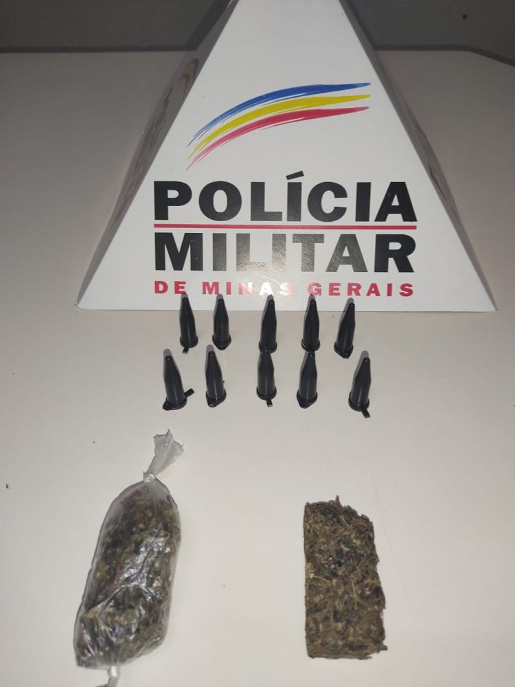 Após denúncia, Polícia Militar prende rapaz em Pequi com pinos de cocaína e uma porção de maconha