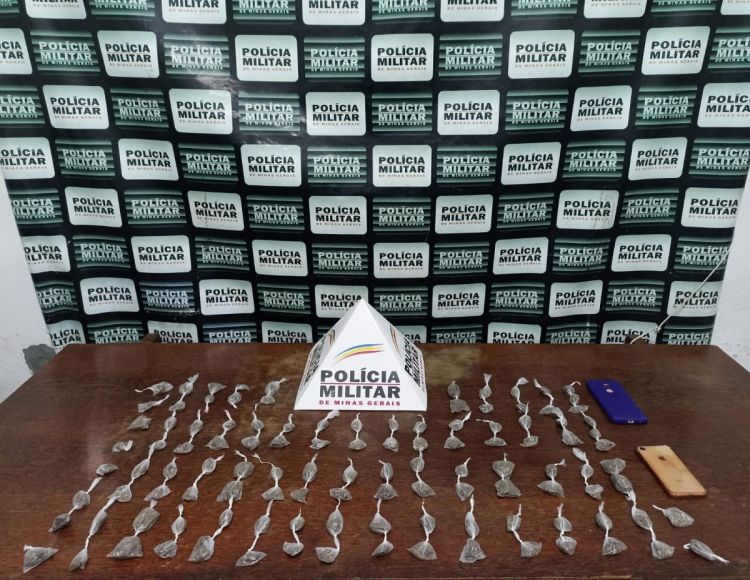 Pará de Minas – Polícia Militar apreende adolescente suspeito de envolvimento com tráfico de entorpecentes no bairro Cecília Meireles