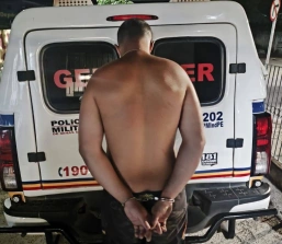 POLÍCIA MILITAR APREENDE PÉS DE MACONHA E PRENDE DOIS SUSPEITOS POR TRÁFICO EM CLÁUDIO