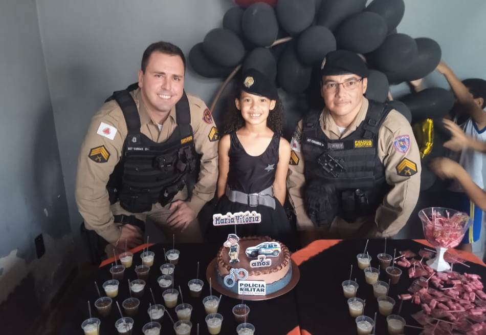 MILITARES FAZEM SURPRESA PARA CRIANÇA ADMIRADORA DA PM EM PEQUI.