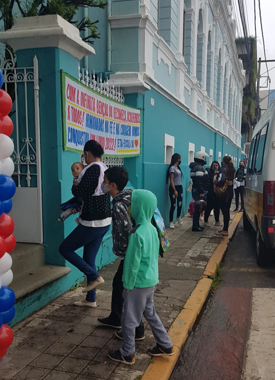 Após quase dois anos, alunos voltam às aulas presenciais em Pará de Minas