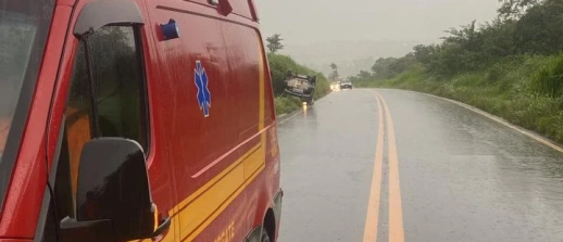 Idoso perde o controle do veículo e capota na 352