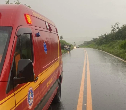 Idoso perde o controle do veículo e capota na 352