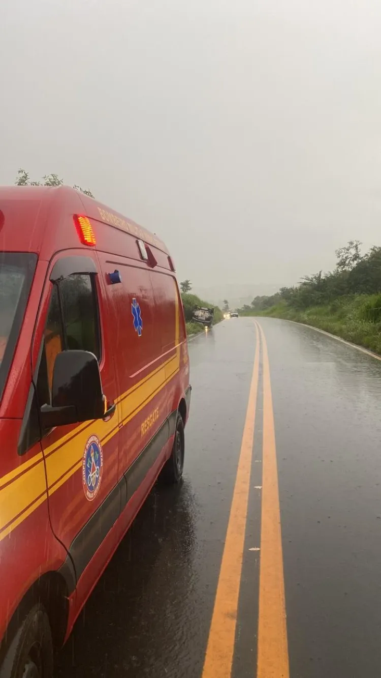 Idoso perde o controle do veículo e capota na 352