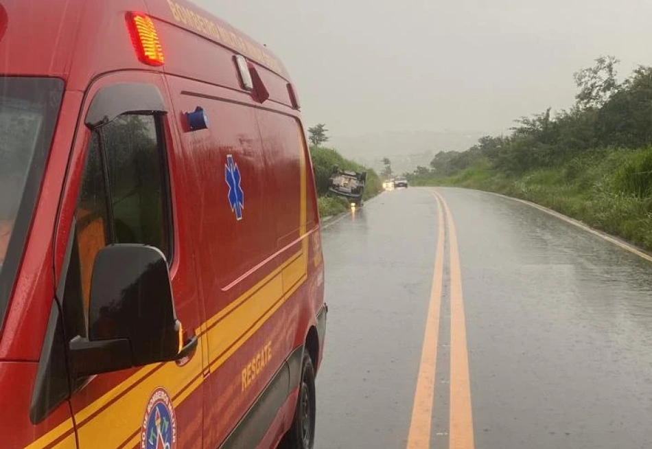 Idoso perde o controle do veículo e capota na 352