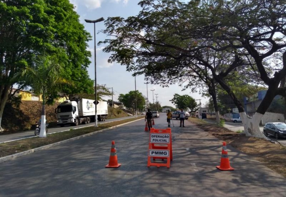 PM realizou blitz em Pará de Minas para reprimir o transporte clandestino de passageiros no município