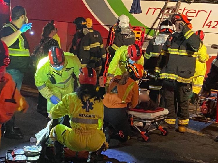 Acidente entre caminhão e ônibus mata sete pessoas e deixa 34 feriadas na Rodovia Assis Chateaubriand, em São Paulo