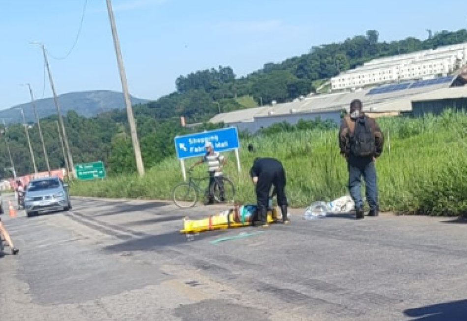 Acidente entre ciclista e motociclista na via atrás do bairro Santos Dumont