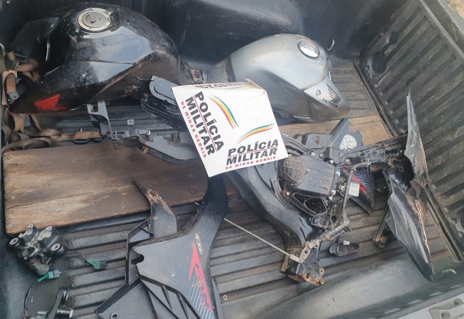 PM recupera peças de motocicletas com sinalização de furto em mata.