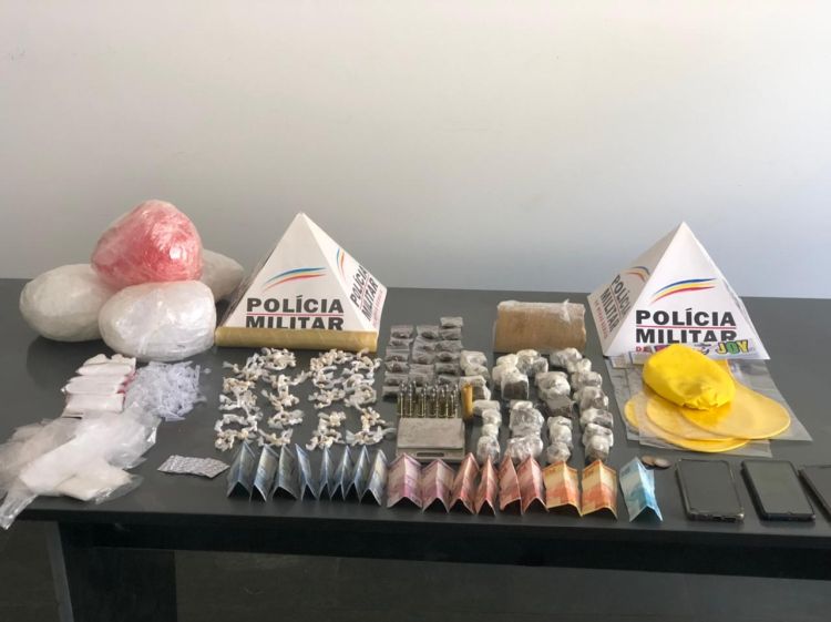 PM apreende 198 pedras de crack, porções e tabletes de maconha e munições com quatro suspeitos de tráfico em Papagaios