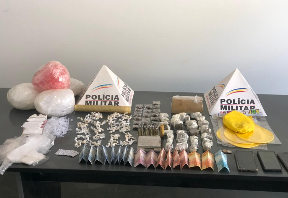 PM apreende 198 pedras de crack, porções e tabletes de maconha e munições com quatro suspeitos de tráfico em Papagaios