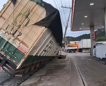 semi-reboque tomba e atinge poste na av ovídio de abreu; acidente não deixa vítimas