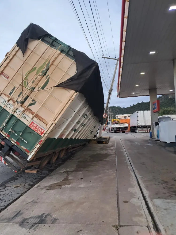 semi-reboque tomba e atinge poste na av ovídio de abreu; acidente não deixa vítimas