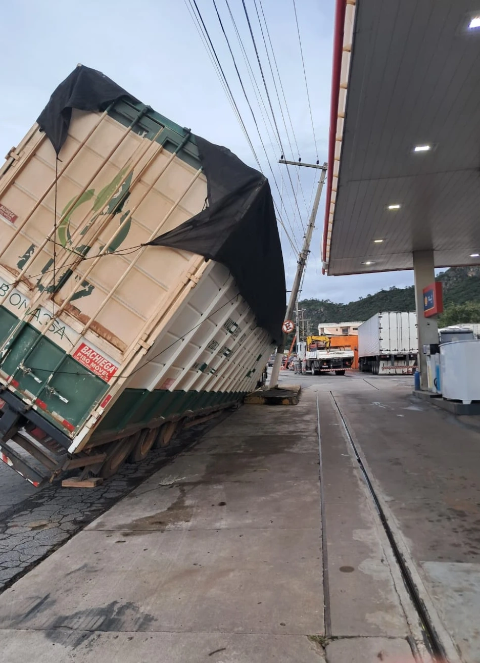 semi-reboque tomba e atinge poste na av ovídio de abreu; acidente não deixa vítimas