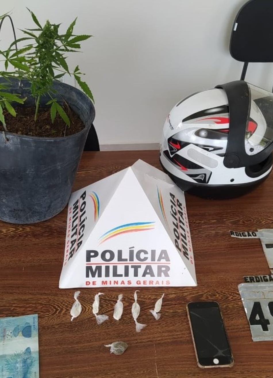 PM prende em Araújos um rapaz de 19 anos por suspeita de tráfico de drogas, receptação, adulteração de veículo e desobediência