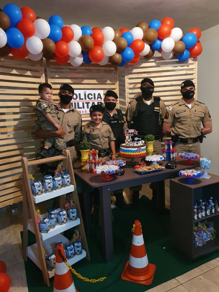 Militares participam da festa de aniversário de ex-aluno do Proerd e admirador do trabalho da corporação