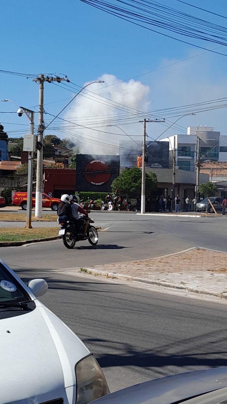 INCÊNDIO É CONTROLADO EM ESTABELECIMENTO COMERCIAL EM PARÁ DE MINAS
