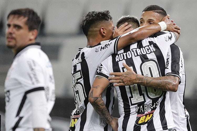 De virada, Atlético vence o Corinthians e assume a liderança do Campeonato Brasileiro