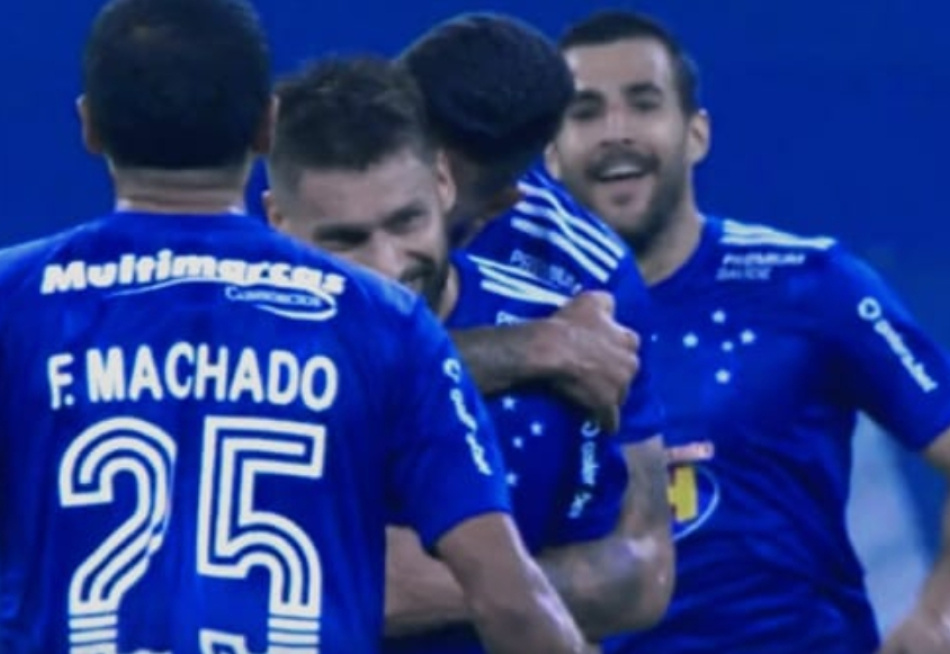 Cruzeiro goleia o Brasil de Pelotas, sobe quatro posições na tabela e fica a oito pontos do G4