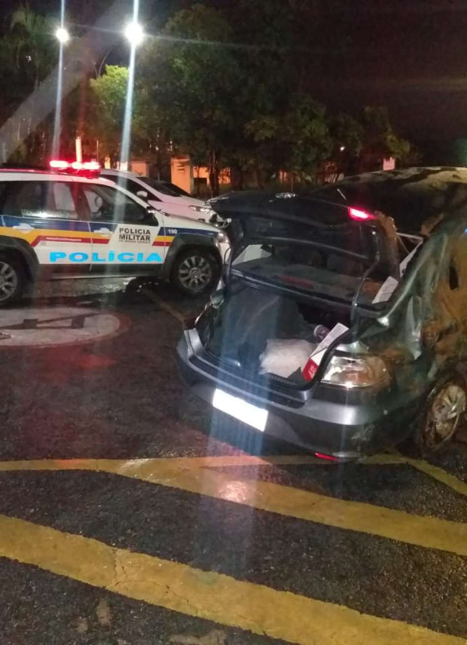 Militares de Pará de Minas e de Juatuba prendem autores de roubo em Nova Serrana e apreendem veículo