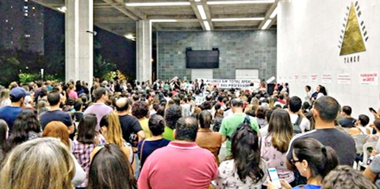 Professores da rede estadual de educação em Minas Gerais pretendem paralisar nesta terça-feira as suas atividades