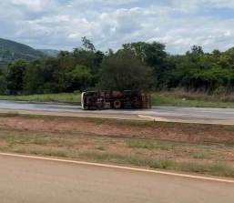 Carreta de combustível tomba e pega fogo na BR-262; trânsito fica totalmente parado