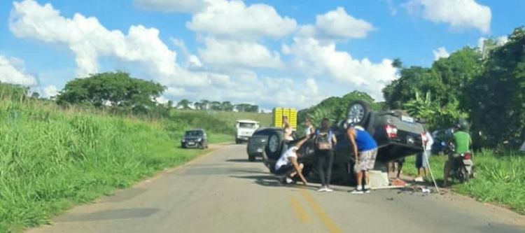 Homem capota caminhonete na BR-352, próximo do bairro Santos Dumond, após tentar se desviar de manobra brusca efetuada por um Fiat Uno