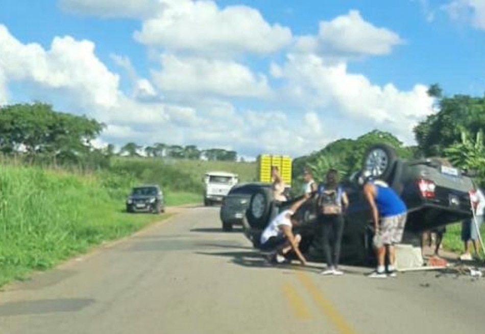 Homem capota caminhonete na BR-352, próximo do bairro Santos Dumond, após tentar se desviar de manobra brusca efetuada por um Fiat Uno