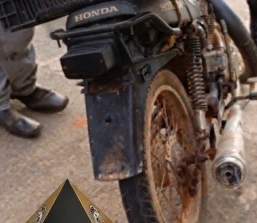 Motocicleta com suspeita de adulteração é apreendida e homem é preso pela Polícia Militar em Pitangui