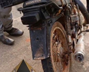 Motocicleta com suspeita de adulteração é apreendida e homem é preso pela Polícia Militar em Pitangui