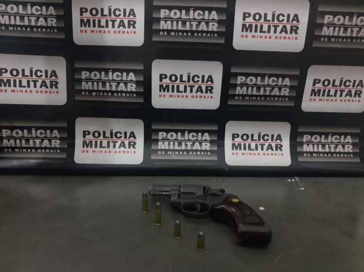 Rapaz foi preso em Bom Despacho acusado de porte ilegal de uma arma de fogo calibre .32
