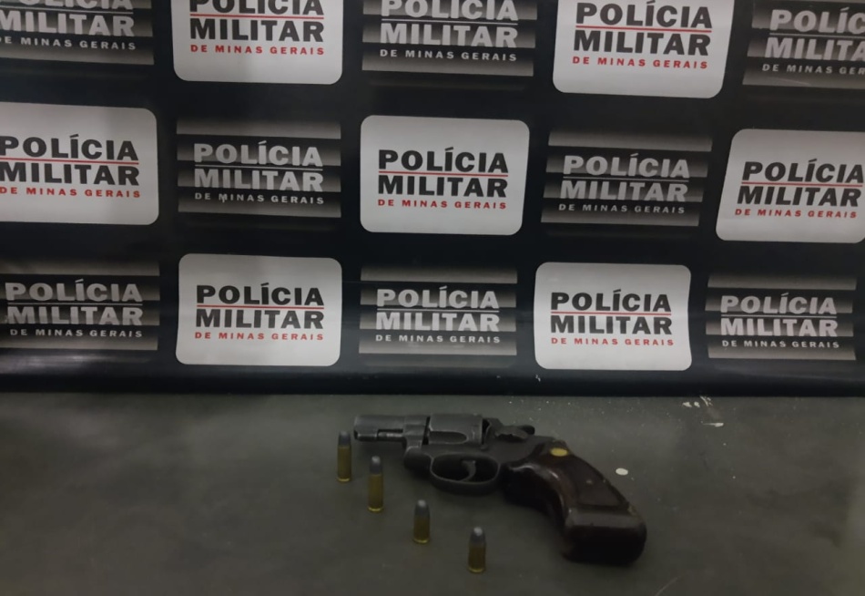 Rapaz foi preso em Bom Despacho acusado de porte ilegal de uma arma de fogo calibre .32