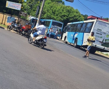 COLISÃO FRONTAL  ENTRE VEÍCULOS, FERE 13 PESSOAS.