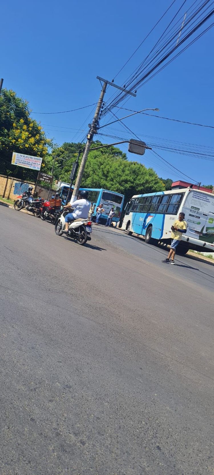 COLISÃO FRONTAL  ENTRE VEÍCULOS, FERE 13 PESSOAS.