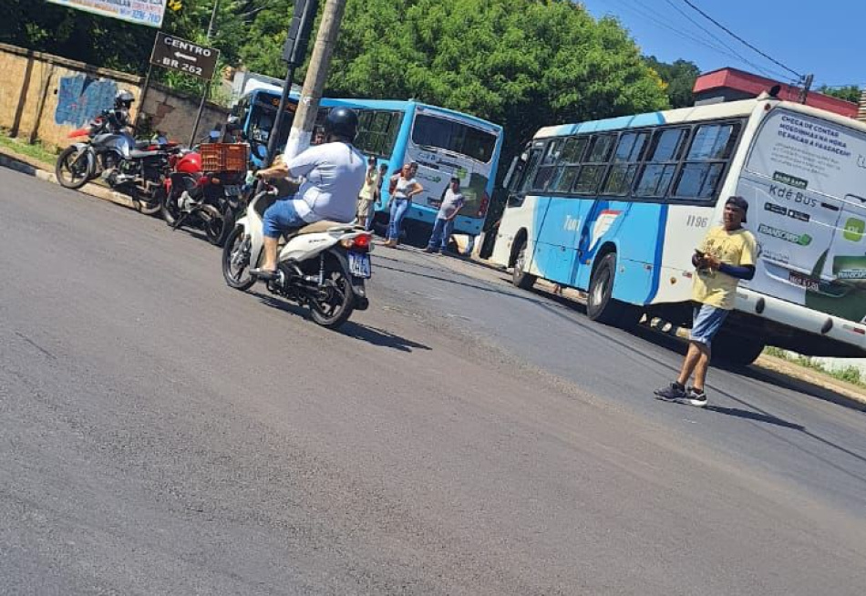 COLISÃO FRONTAL  ENTRE VEÍCULOS, FERE 13 PESSOAS.