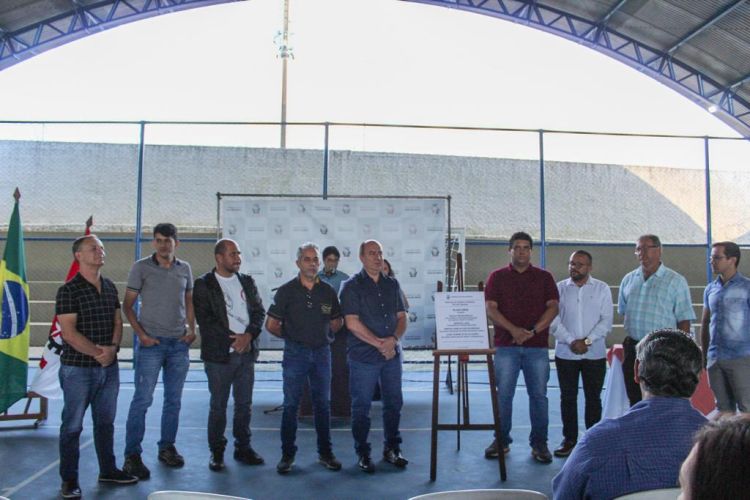 QUADRA POLIESPORTIVA É REINAUGURADA NO BAIRRO SANTOS DUMONT