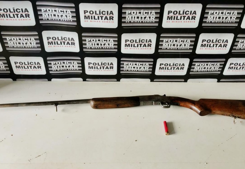 Polícia Militar apreende uma espingarda em uma chácara na cidade de Dores do Indaiá