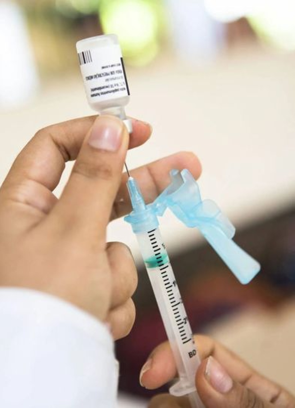 Idosos de 70 anos começam a ser vacinados contra a Covid-19 em Pará de Minas nesta segunda-feira