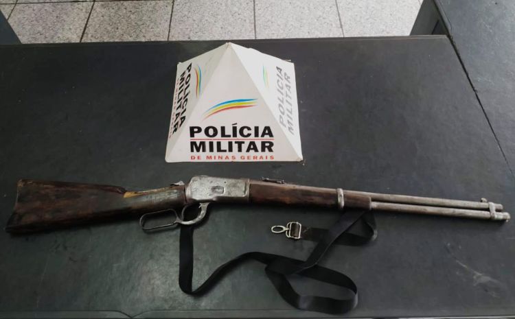 Homem em estado de surto psicótico é preso depois de ameaçar pessoas em Pitangui com uma arma de fogo